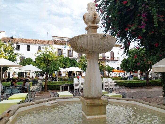 fuente plaza de los naranjos Marbella